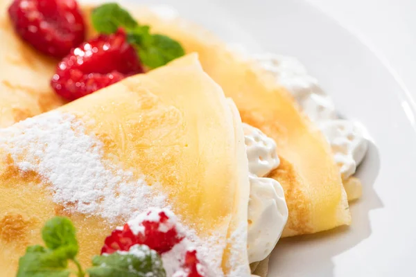 Vue Rapprochée Crêpes Savoureuses Aux Framboises Crème Fouettée Sur Assiette — Photo