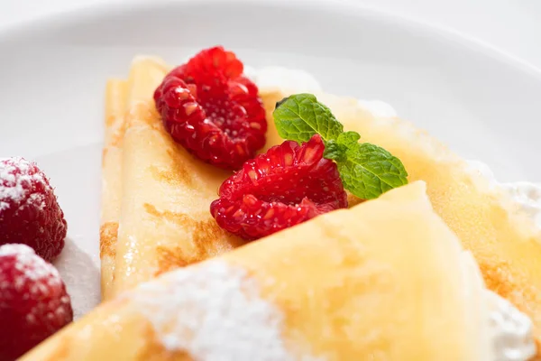 Vue Rapprochée Crêpes Savoureuses Aux Framboises Crème Fouettée Sur Assiette — Photo