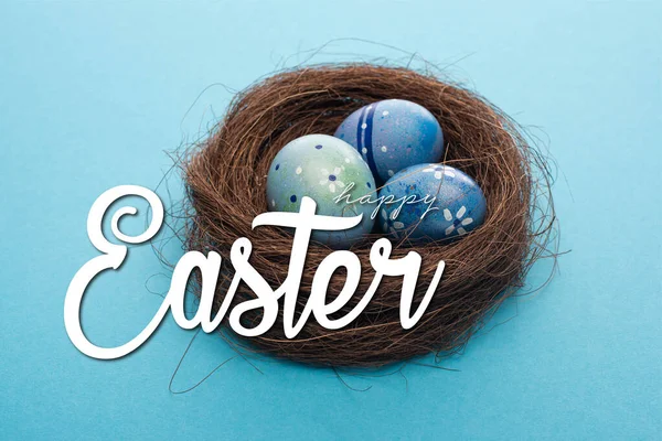 Detailní Pohled Velikonoční Vajíčka Hnízdě Modré Veselou Velikonoční Ilustrací — Stock fotografie