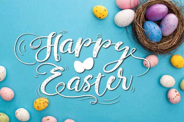 五彩斑斓的鸡蛋和鹌鹑蛋 背景是蓝色的 背景是快乐的复活节图解 — 图库照片