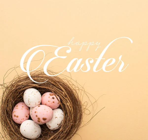 ピンクと白のウズラの卵の上から見たベージュの背景と幸せなイースターイラスト — ストック写真