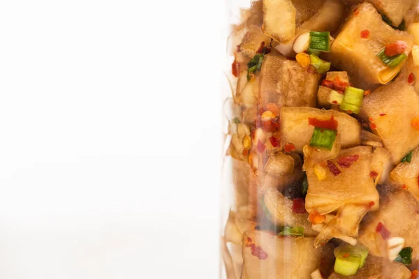Nahaufnahme Von Köstlichen Daikon Rettich Kimchi Glas Isoliert Auf Weiß — Stockfoto