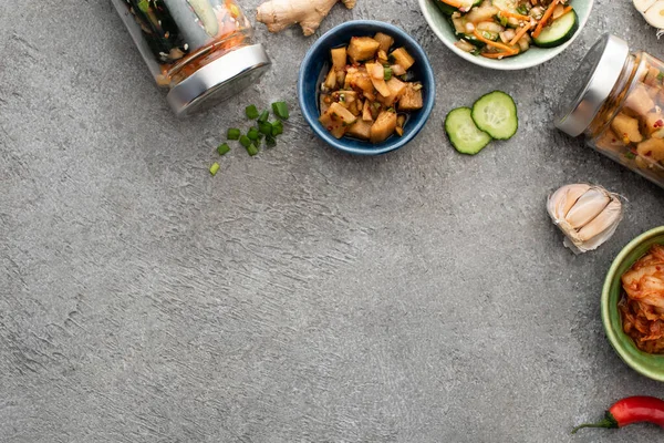 Vrchní Pohled Chutné Kimchi Miskách Sklenicích Blízkosti Zázvoru Česneku Chilli — Stock fotografie