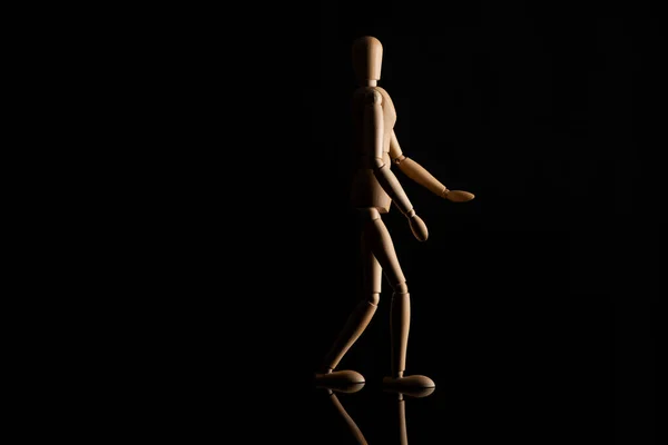 Ξύλινη Κούκλα Που Μιμείται Περπάτημα Μαύρο Φόντο — Φωτογραφία Αρχείου