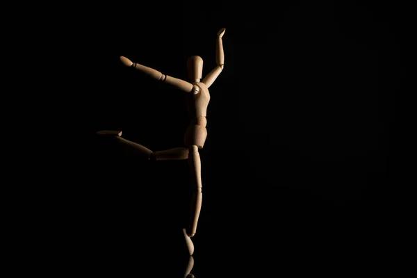 Bambola Legno Che Imita Danza Sfondo Nero — Foto Stock
