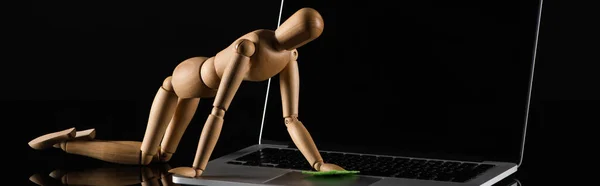 Holzpuppe Allen Vier Positionen Imitiert Staubabstaubendes Laptop Auf Schwarzem Hintergrund — Stockfoto
