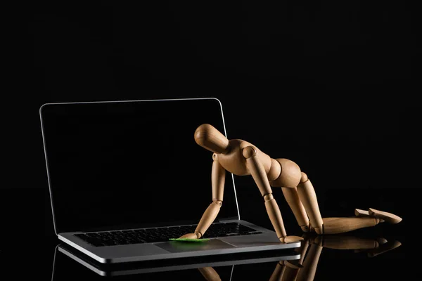 Wooden Doll All Four Position Imitating Dusting Laptop Black Background — Stock Photo, Image