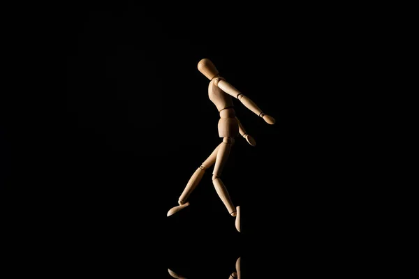 Muñeca Madera Imitando Saltar Sobre Negro — Foto de Stock