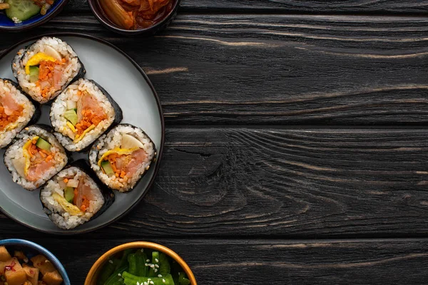 Ovanifrån Koreanska Sidorätter Nära Plattan Med Läcker Gimbap Träytan — Stockfoto