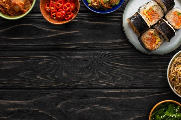 Bovenaanzicht Van Bord Met Koreaanse Gimbap Smakelijke Bijgerechten Houten Ondergrond — Stockfoto