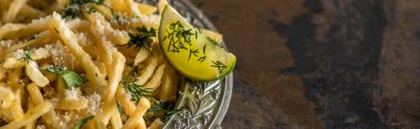 Patates kızartması ve mermer yüzeyde dilimlenmiş limon. 