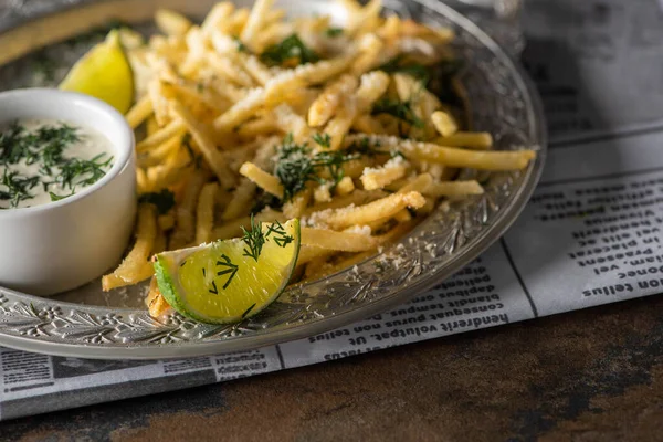 Selektiver Fokus Von Geschnittener Limette Der Nähe Von Pommes Frites — Stockfoto