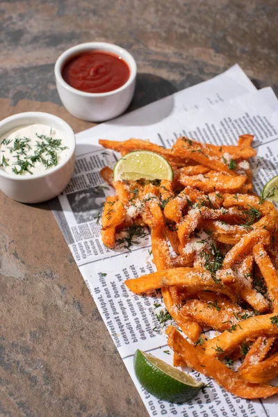 Salzige Pommes Frites Geschnittene Limetten Knoblauchsoße Und Ketchup Auf Zeitungspapier — Stockfoto