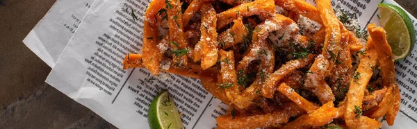 Plano Panorámico Papas Fritas Saladas Lima Rodajas Periódico Con Texto — Foto de Stock