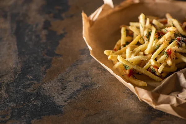 Savoureuses Frites Ketchup Sur Papier Cuisson Surface Marbre — Photo