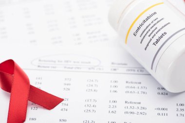HIV test sonuçları için dönüş görünümünü kalem, farkındalık kurdelesi ve emtrisitabin tabletleriyle kapat 