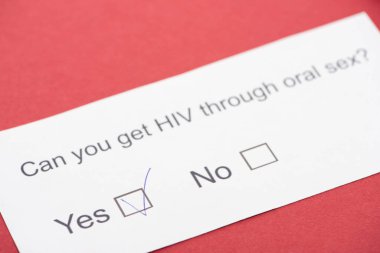  Kırmızı arkaplanda HIV anketi olan kağıt kart