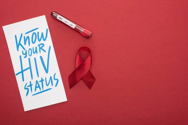 Hiv 문자와 리본을 카드의 뷰붉은 배경에 — 스톡 사진