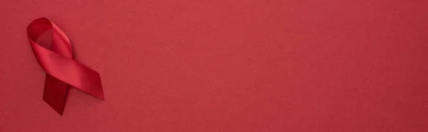 Вид Сверху Красной Информационно Пропагандистской Ленты Красном Фоне Панорамный Снимок — стоковое фото
