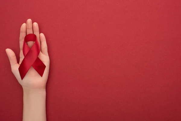 Vista Ritagliata Donna Possesso Aiuti Consapevolezza Rosso Nastro Sfondo Rosso — Foto Stock