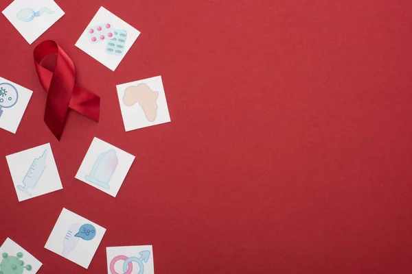 Вид Зверху Червону Поінформованість Допомагає Стрічкам Паперовим Карткам Червоному Тлі — стокове фото