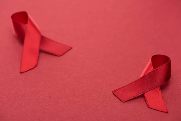 Vermelho Conscientização Ajuda Fitas Fundo Vermelho — Fotografia de Stock