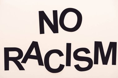 Siyahların üst görüşü. Bej harflerle izole edilmiş ırkçılık yok.