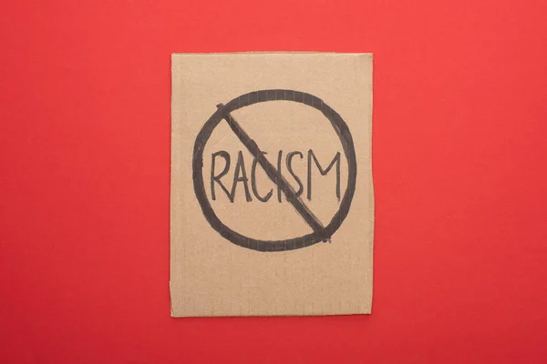 Πάνω Όψη Χαρτονιού Πινακίδας Σήμα Stop Racism Στο Κόκκινο Φόντο — Φωτογραφία Αρχείου