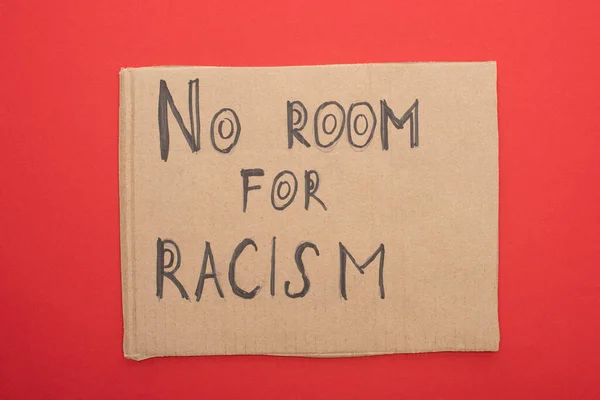 Ovanifrån Kartong Plakat Utan Utrymme För Rasism Bokstäver Röd Bakgrund — Stockfoto
