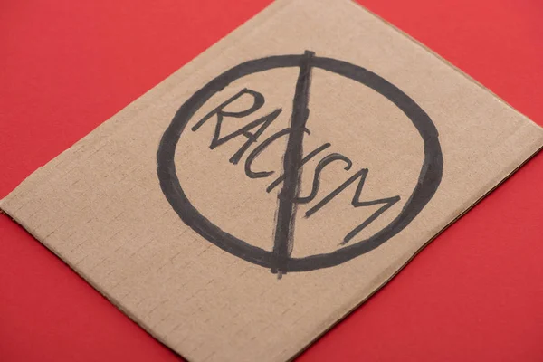 Plaque Carton Avec Panneau Racisme Sur Fond Rouge — Photo