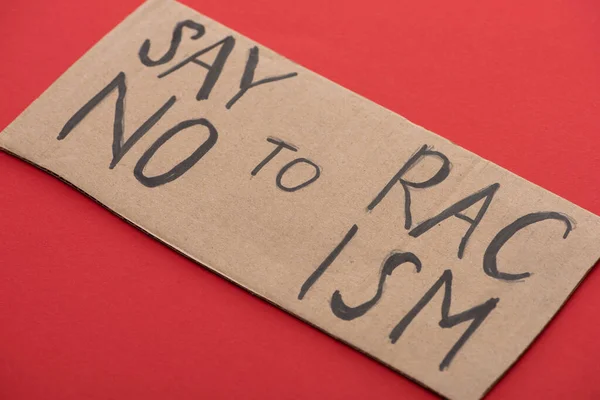 Cartaz Caixa Com Dizer Não Racismo Lettering Fundo Vermelho — Fotografia de Stock