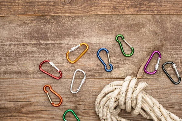 Top View Colorful Carabiners Hiking Rope Wooden Table — Stock Photo, Image