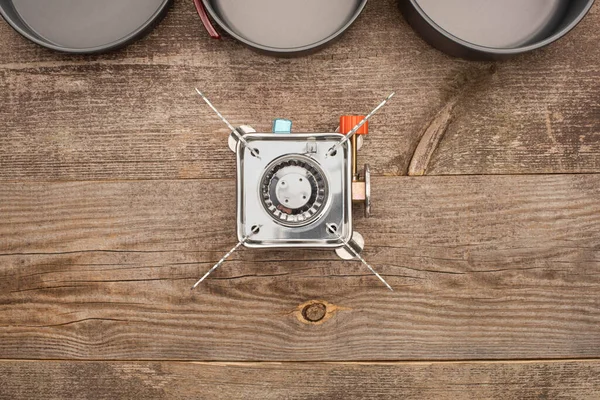 Top View Gas Burner Hiking Dishes Wooden Table — Stock Photo, Image