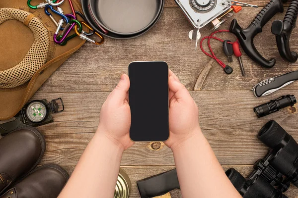 Vista Parcial Del Hombre Sosteniendo Teléfono Inteligente Con Pantalla Blanco — Foto de Stock