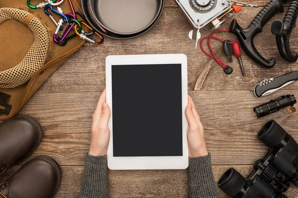 Vista Parcial Mujer Sosteniendo Tableta Con Pantalla Blanco Sobre Equipo — Foto de Stock