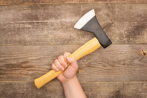 Partial View Man Holding Axe Wooden Surface — Stock Photo, Image