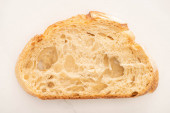 vrchní pohled na čerstvý plátek chleba na bílém pozadí