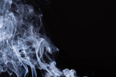 Siyah arkaplanda soyut beyaz duman akışı