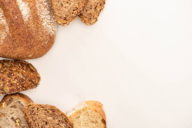 Beyaz zemin üzerinde taze kahverengi ekmek dilimlerinin üst görünümü