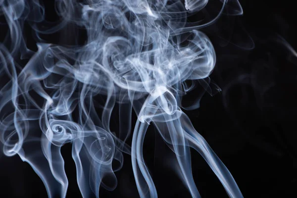 Abstraktní Bílý Tekoucí Kouř Černém Pozadí — Stock fotografie