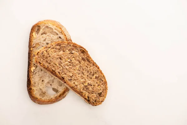 Vrchní Pohled Čerstvé Plátky Celozrnného Chleba Bílém Pozadí — Stock fotografie
