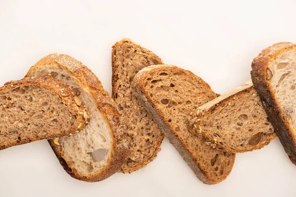 Vista Dall Alto Fresche Fette Pane Integrale Sfondo Bianco — Foto Stock