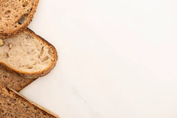 Draufsicht Auf Leckere Vollkornbrotscheiben Auf Weißem Hintergrund Mit Kopierfläche — Stockfoto