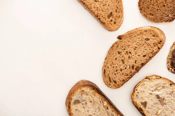 Вид Зверху Смачні Цілі Шматочки Пшеничного Хліба Білому Тлі Місцем — стокове фото