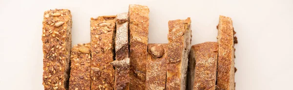 Vrchní Pohled Chutné Plátky Celozrnného Chleba Bílém Pozadí Panoramatický Výstřel — Stock fotografie