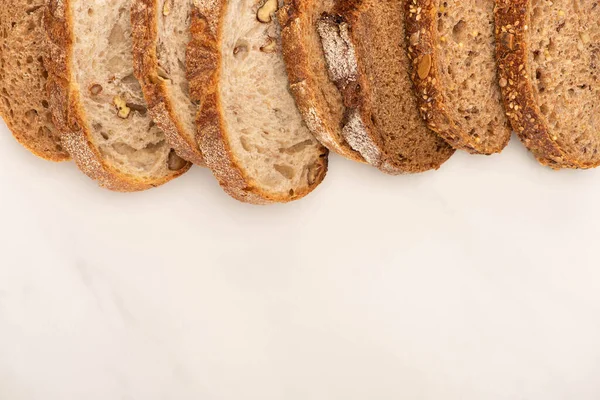 Bovenaanzicht Van Verse Volkorenbrood Plakjes Witte Achtergrond — Stockfoto