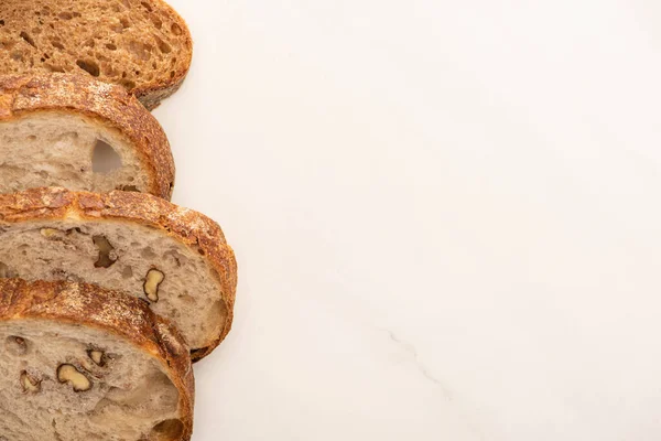 Bovenaanzicht Van Verse Volkorenbrood Plakjes Witte Achtergrond Met Kopieerruimte — Stockfoto