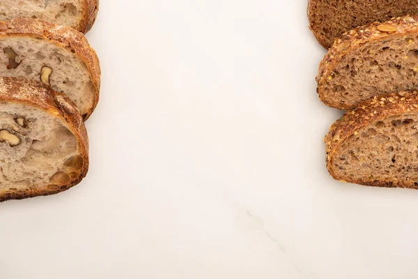 Bovenaanzicht Van Verse Volkorenbrood Plakjes Witte Achtergrond Met Kopieerruimte — Stockfoto