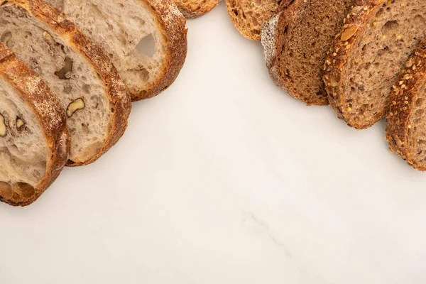 Вид Зверху Шматочки Пшеничного Хліба Білому Тлі Місцем Тексту — стокове фото