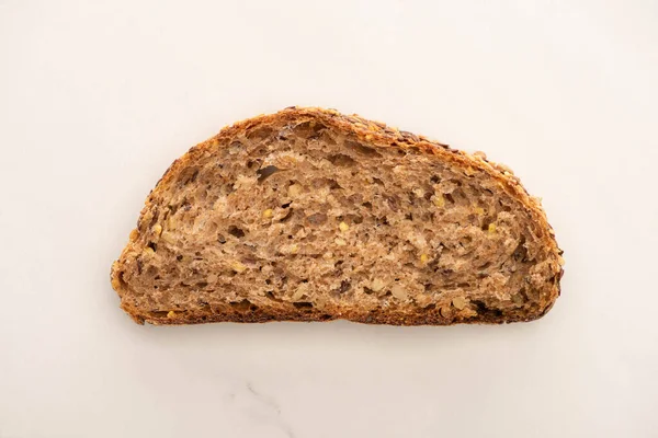 Vrchní Pohled Čerstvé Plátky Celozrnného Chleba Bílém Pozadí — Stock fotografie
